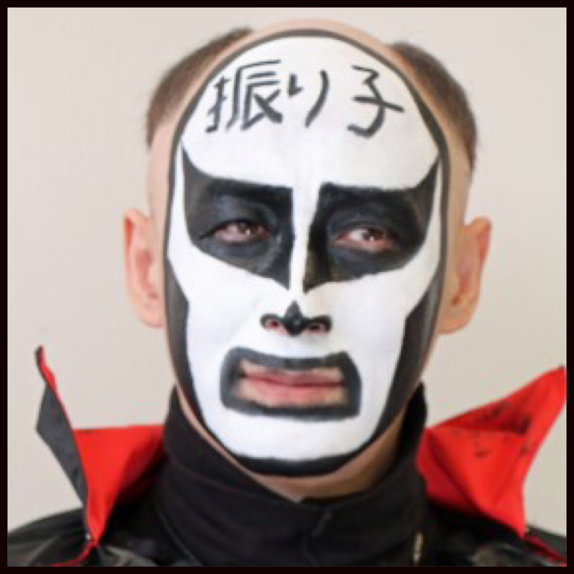 鉄拳(芸人)の意外な年収とは!?パラパラと流れる【振り子】の中に経歴や素顔がある? 極めビト